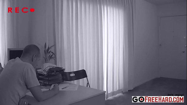 Đặt camera quay lén phát hiện chồng ngoại tình với gái lạ