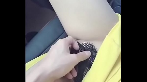 Gãi lồn cho em trên xe ô tô