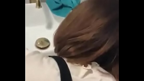 Đưa em vào wc chịch kích thích vl