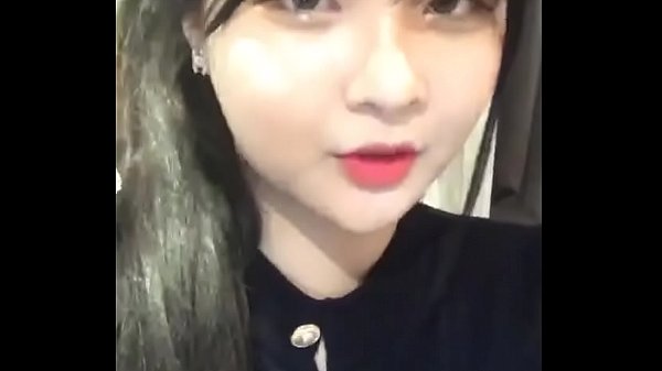 Em gái cute show hàng bự trắng trẻo