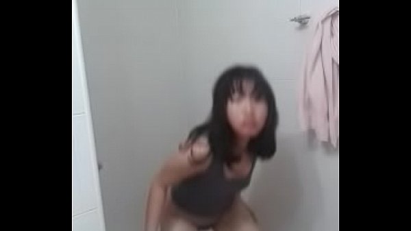 Em học sinh mới lớn vào góc thủ dâm