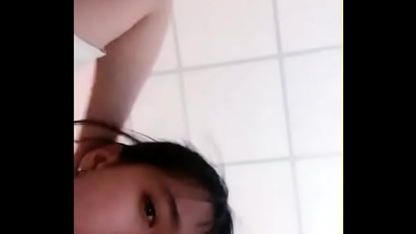 Gái xinh cute khoe vú