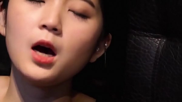 Bú liếm em gái dễ thương vú bự