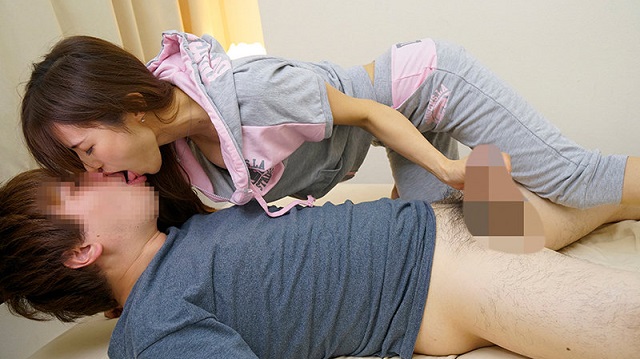 Cô bạn của mẹ thèm cu hàng ngon