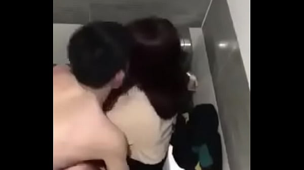 Vào nhà vệ sinh ân ái với em yêu