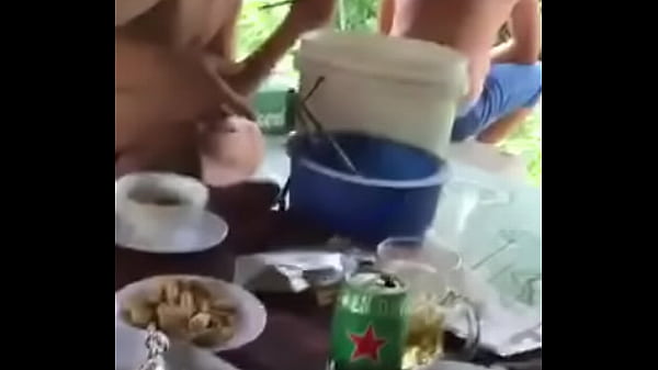 Gái dâm không mặc quần lót khoe bướm