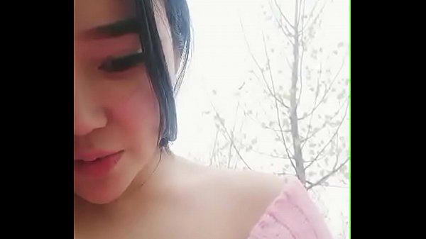 Gái xinh vào rừng thủ dâm với lồn hồng