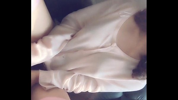 Em bím hồng tự sướng đến đái luôn