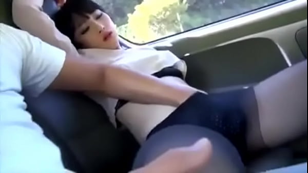Bú liếm cùng em gái cute trên ô tô