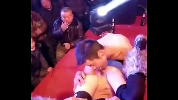 Vào quán bar bú lồn gái xinh