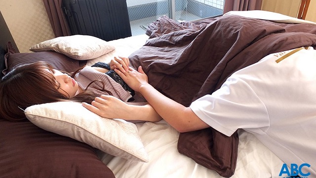 Lột đồ con em gái dâm ra chịch