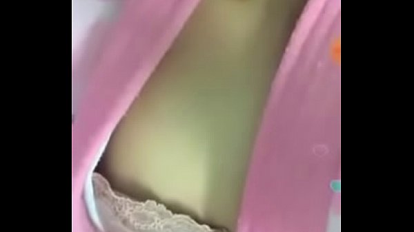 Đi ngủ mà em còn show lồn với vú