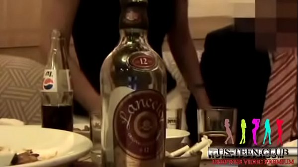Em tay vịn bú mút ngon