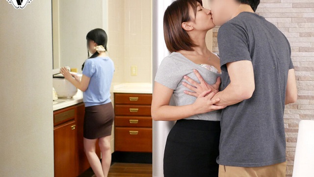 Lén lút làm tình với bạn trai của con gái