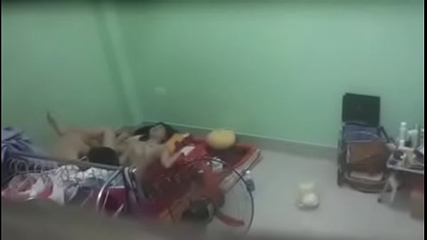 Quay lén em nữ sinh địt bạn trai ở phòng bên
