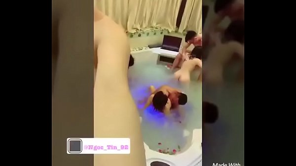 Cuộc thác loạn với mấy em gái xinh trong bồn tắm