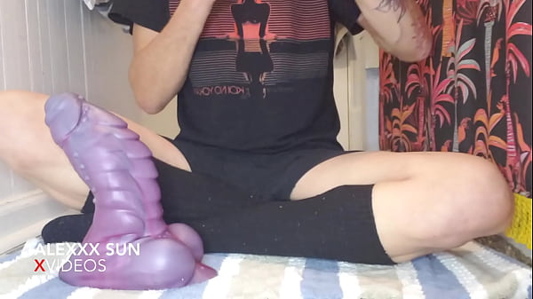 Cậu trai cho cả sextoy khủng vào lỗ đít để thẩm du