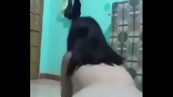Em Nhi show bím trong nhà trọ cho trai xem
