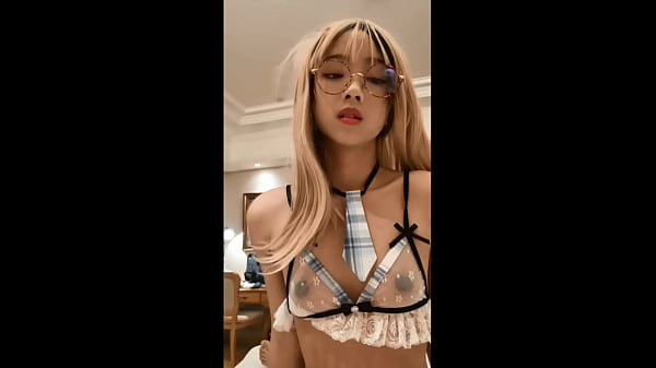 Em sinh viên cosplay cưỡi ngựa cùng bạn trai