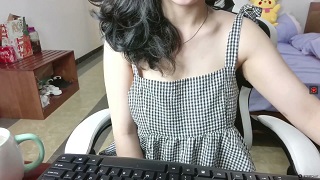 Em anna gấu vếu to trắng trẻo ngồi livestream thủ dâm