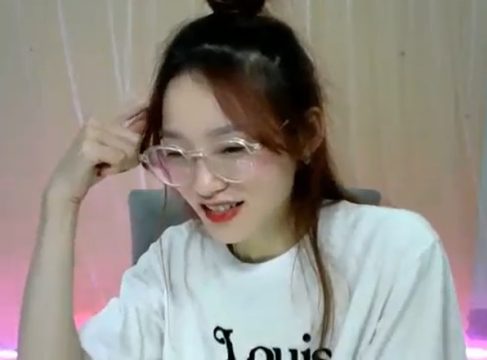 Idol Nari livestream thủ dâm thèm địt